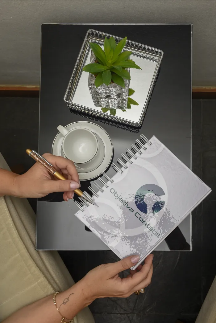 Objetiva Contábil's custom planner on a desk