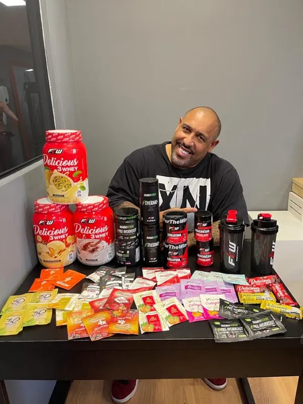 Xande Negão com produtos de uma marca parceira de suplementos